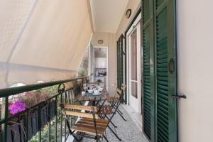 einen Balkon mit einem Tisch und Stühlen darauf in der Unterkunft A&M apartment Lefkada in Lefkada Town