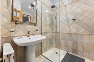 ein Badezimmer mit Waschbecken und Dusche in der Unterkunft A&M apartment Lefkada in Lefkada Town + 21 Fotos