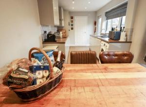 A kitchen or kitchenette at Luxury Lincoln Home with hot tub sleeps 8