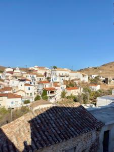 a view of a city with houses and roofs at Lythi Kythnos in Kithnos