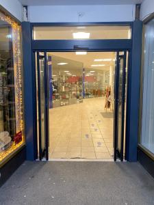 Supermarket nebo jiné obchody v  hostelu nebo okolí