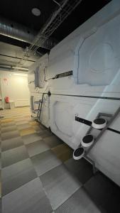 Postel nebo postele na pokoji v ubytování Hafnarstræti Hostel