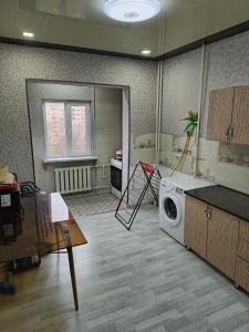 sala de estar con lavadora en una habitación en Ганга центр люкс en Tashkent