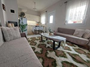 ein Wohnzimmer mit einem Sofa und einem Couchtisch in der Unterkunft Ellie's house in Kozani