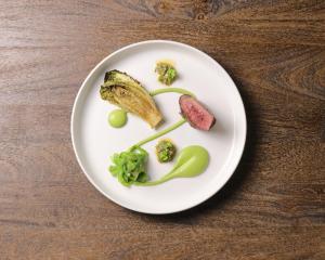 einen Teller mit Lebensmitteln mit Fleischbroccoli und Gemüse in der Unterkunft Tower Hotel in Lincoln