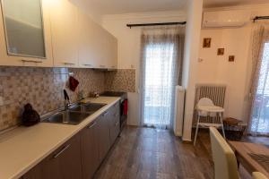 een keuken met een wastafel en een aanrecht bij Lukeria in Kavala