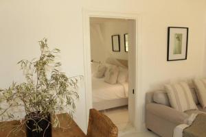 a living room with a bed and a couch at Huis Kandelabra in Oudtshoorn