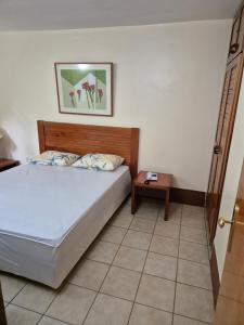 ein Schlafzimmer mit einem Bett und einem Tisch darin in der Unterkunft Hotel Luupi Agata Apto 142 - Rio Quente GO in Rio Quente