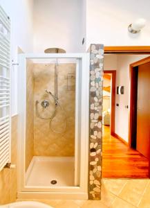 y baño con ducha y puerta de cristal. en Cozy Apartment with view - LAGHI E SENTIERI - 