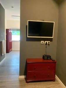Habitación con tocador y TV en la pared. en Apartment in zentraler Lage in Willich en Willich