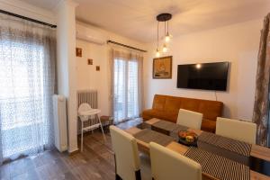 een woonkamer met een tafel en een bank bij Lukeria in Kavala