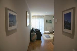 una sala de estar con un sofá y una mesa en Apartamento 3Banes, en Llanes
