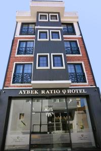 ein hohes Gebäude mit einem Schild, das Alpha-Verhältnishotel liest in der Unterkunft Aybek Ratio Hotel in Canakkale
