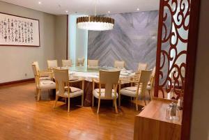 a dining room with a table and chairs at Ramada Linyi North in Linyi