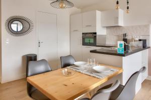 Η κουζίνα ή μικρή κουζίνα στο À 450 m de la "Cale de Beg Meil - Appart pour 2 +7 φωτογραφίες