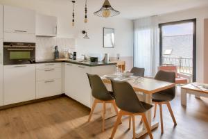 Η κουζίνα ή μικρή κουζίνα στο À 450 m de la "Cale de Beg Meil - Appart pour 2