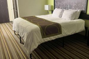 a large bed in a hotel room at Super 8 by Wyndham Nebraska City in Percival