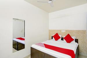 Een bed of bedden in een kamer bij OYO Flagship New Happy Stay INN