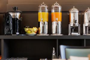 佛羅倫斯的住宿－MH佛羅倫薩酒店及水療中心，柜台上放着一大堆橙汁