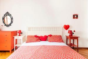 - une chambre dotée d'un lit rouge et blanc avec des oreillers rouges dans l'établissement Antica Porta delle Cinque Terre, à Pignone