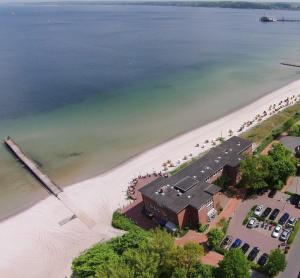 eine Luftansicht auf einen Strand und ein Gebäude in der Unterkunft Hotel Seelust in Eckernförde