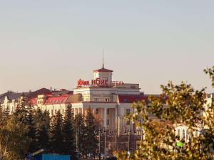 un edificio con un cartel en la parte superior en ibis Sibir Omsk Hotel, en Omsk