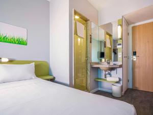 Posteľ alebo postele v izbe v ubytovaní ibis budget Krakow Stare Miasto