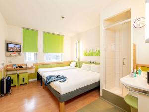 Posteľ alebo postele v izbe v ubytovaní ibis budget Krakow Stare Miasto