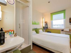 Posteľ alebo postele v izbe v ubytovaní ibis budget Krakow Stare Miasto
