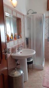 W łazience znajduje się umywalka i prysznic. w obiekcie Affittacamere Tortolì w mieście Tortolì