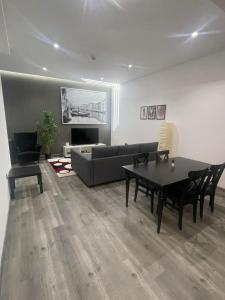 - un salon avec un canapé et une table dans l'établissement Luxury Modern ONE bedroom apartment at Dubai Marina - Marina pinnacle tower, à Dubaï