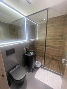 La salle de bains est pourvue d'une douche et de toilettes. dans l'établissement Luxury Modern ONE bedroom apartment at Dubai Marina - Marina pinnacle tower, à Dubaï