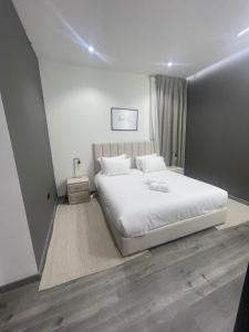 - une chambre avec un grand lit blanc dans l'établissement Luxury Modern ONE bedroom apartment at Dubai Marina - Marina pinnacle tower, à Dubaï