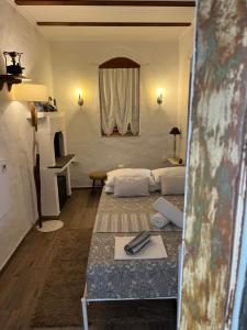 KoskinouにあるTraditional Villa Sofiaのベッド2台と鏡のあるリビングルーム