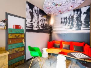 a living room with a couch and a table at ibis Bordeaux Centre Gare Saint Jean Euratlantique in Bordeaux