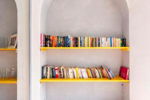 The library in Az apartmant