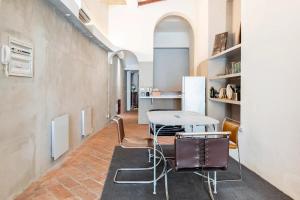 uma cozinha com mesa e cadeiras num quarto em Loft 33 em Piacenza