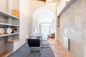 A seating area at Loft 33