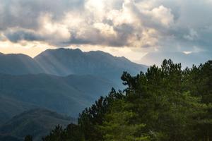 - une vue sur une chaîne de montagnes avec des nuages et des arbres dans l'établissement Oasyhotel, à Limestre