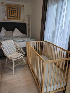 ein Schlafzimmer mit einem Stuhl, einem Bett und einem Fenster in der Unterkunft Gästehäuschen „kleine Auszeit“ in Greifswald