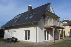 a house with a balcony on the side of it at Am Paalen 2 Whg 2 in Zingst