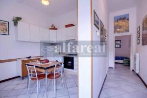 A kitchen or kitchenette at Luisa Levante, 100 mt dal mare, clima, spazio esterno, wifi! by Alfareal