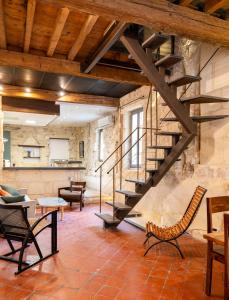 a staircase in a room with chairs and tables at Maison de charme en centre-ville 4 à 6 personnes in Arles