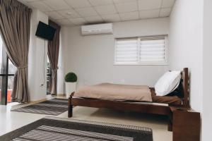 Un pat sau paturi într-o cameră la PANORAMA HOTEL