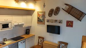 Η κουζίνα ή μικρή κουζίνα στο Appt LA GRANGE 8 Luz St Sauveur - Centre Ville - T2 - 2-4 personnes - PARKING GRATUIT