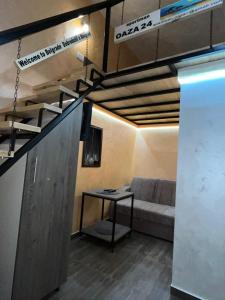 uma sala de estar com um sofá e uma mesa em APARTMAN OAZA 24 em Surčin