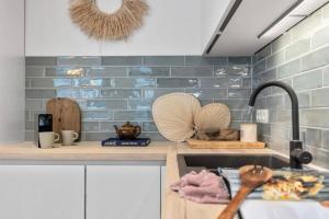 une cuisine avec un évier et un plan de travail dans l'établissement Raphaelle - trendy appartement met 2 slaapkamers, à Ostende