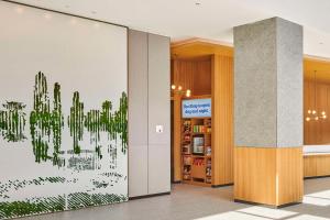 een lobby met een cactus muurschildering op de muur bij Hilton Garden Inn Suzhou Wuzhong in Suzhou
