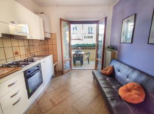 Cucina o angolo cottura di Trilocale Volta in seconda fila mare