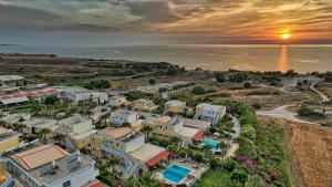 een luchtzicht op een dorp aan de kust van de oceaan bij Kouros Palace in Mastichari